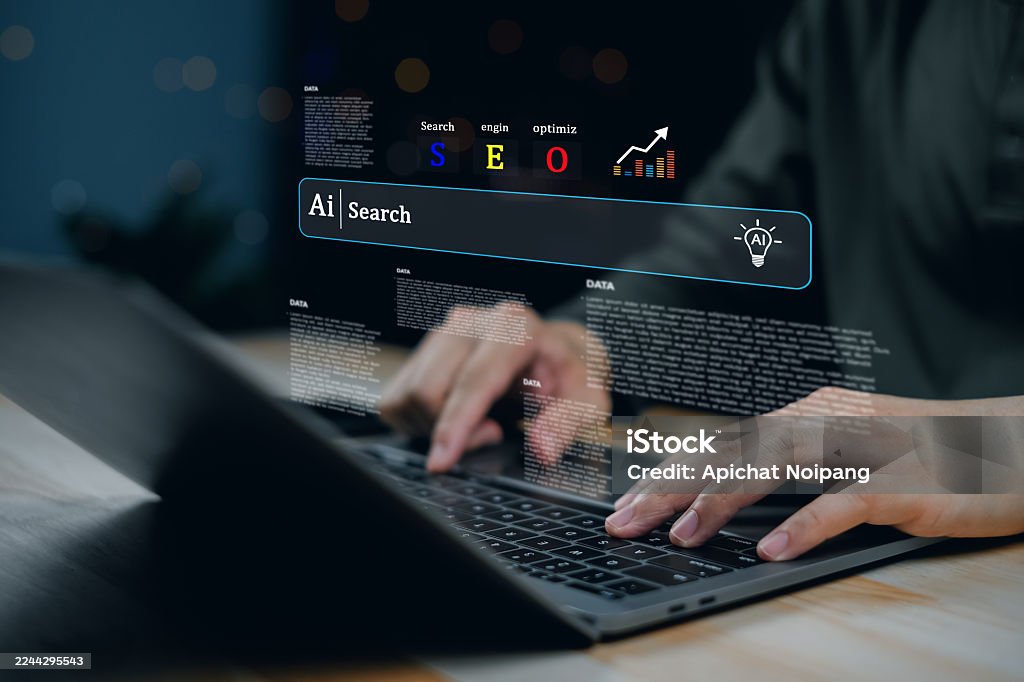 Handen typen op een laptop met een AI-zoekmachine en SEO-elementen die boven het scherm zweven