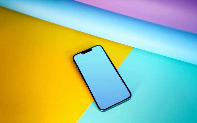 Abstracte visual die vindbaarheid op meerdere kanalen zoals zoekmachines en social media verbeeldt