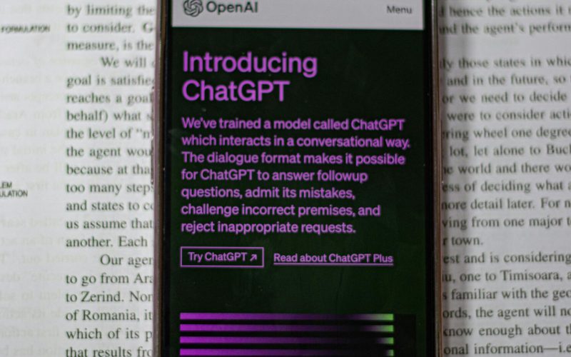 Illustratie die laat zien waarom ai content alleen niet voldoende is om autoriteit en vertrouwen op te bouwen binnen SEO.